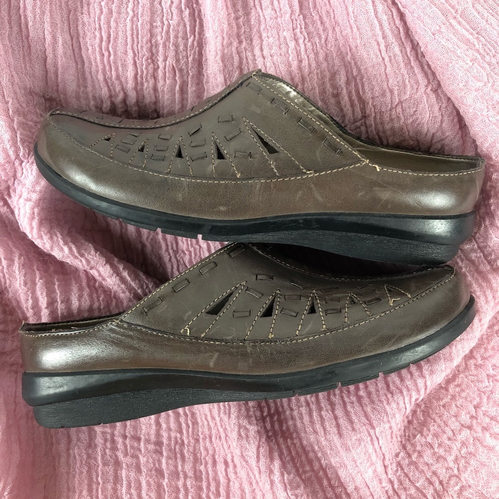 Array Emma dark taupe leather clogs